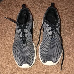 Nike Roshe Run Tennis Shoes